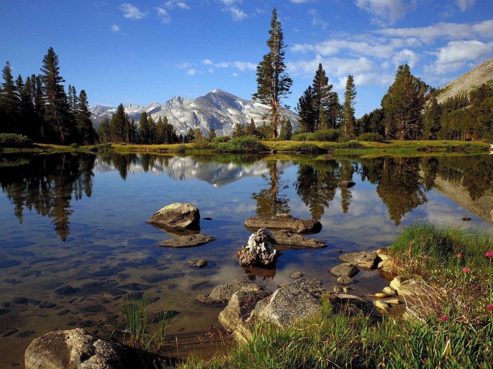 lago acqua limpida montagne aria fresca rocce alberi nuvole