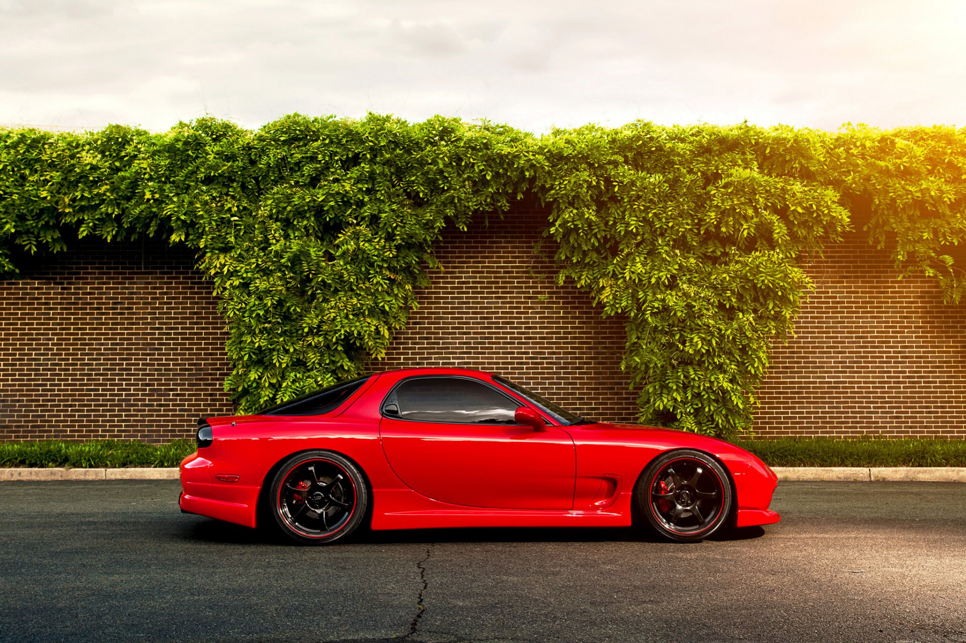 mazda rx-7 fo rouge mazda rouge mur de briques buissons éblouissement