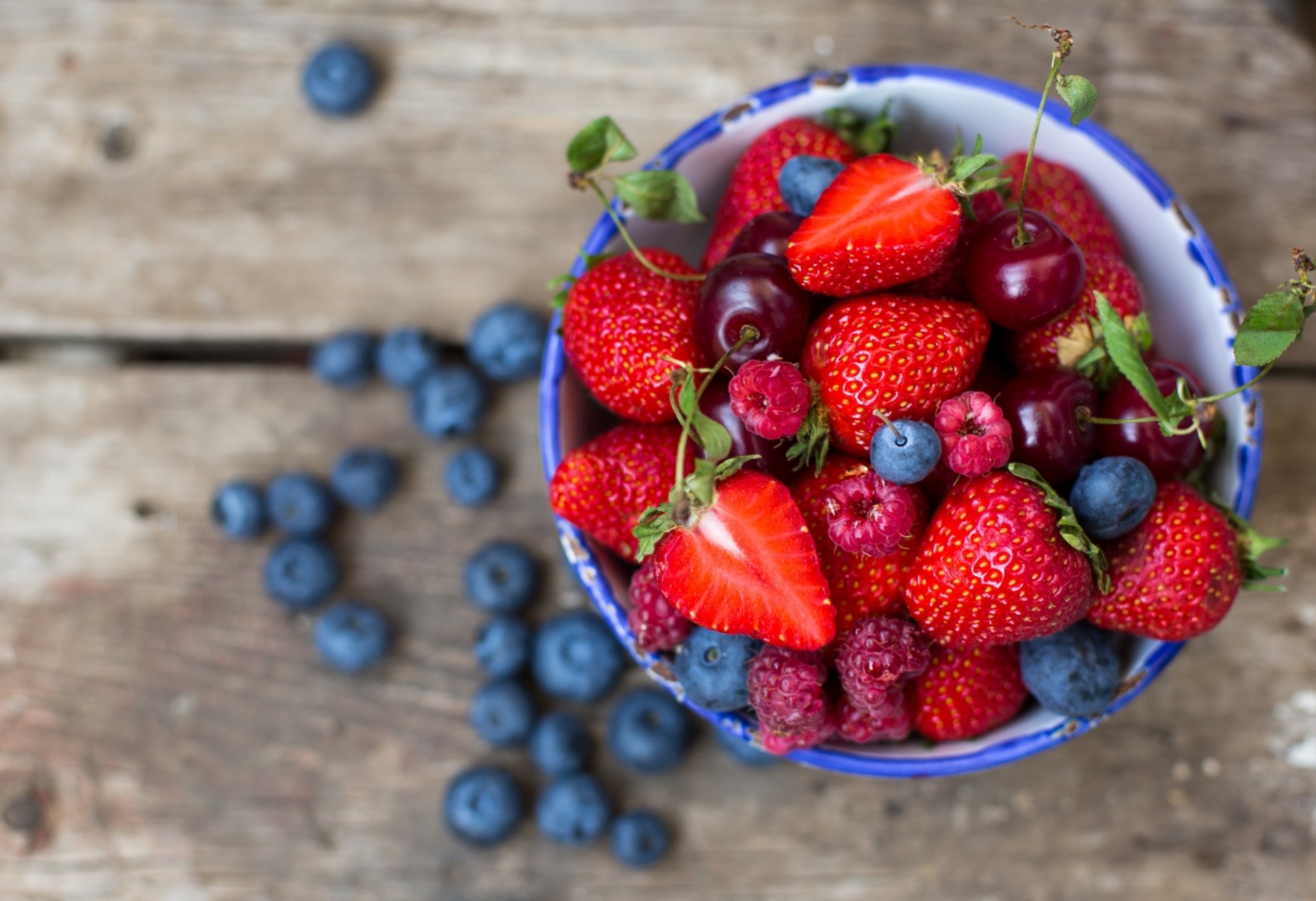 bayas fresas frambuesas arándanos