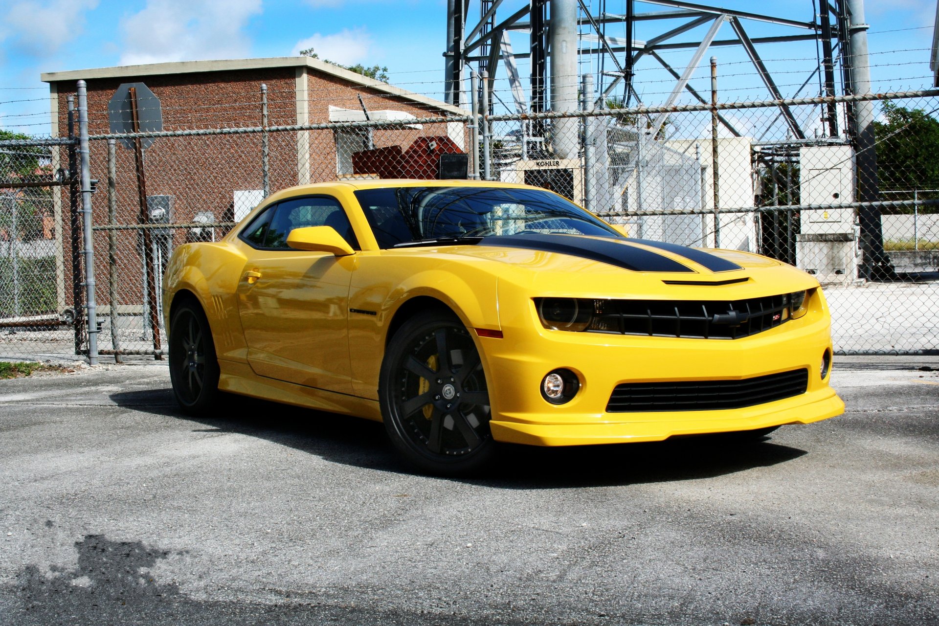 chevrolet camaro ss amarillo ruedas chevrolet camaro ss cielo nubes barandilla torre camión