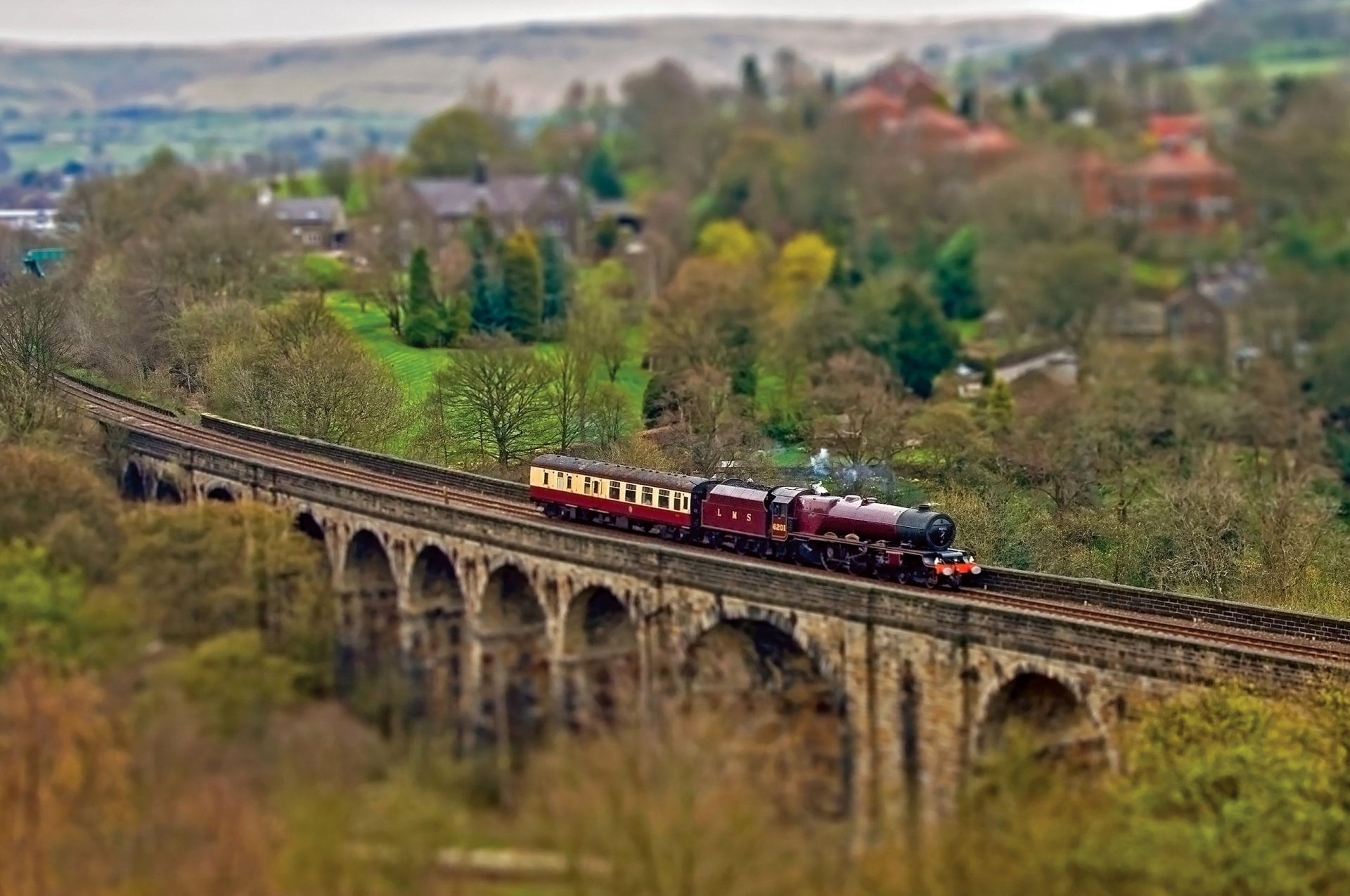 locomotiva a vapore ferrovia carri binari alberi autunno ponte villaggio con taglio e inclinazione tilt shift tilt shift