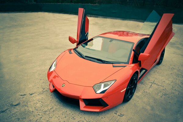 Lamborghini rojo con puertas abiertas