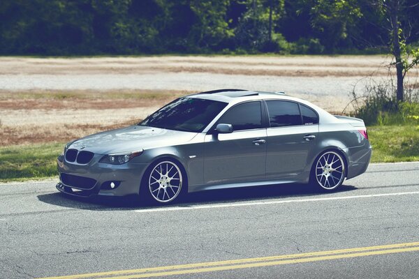 Tuning gris BMW en la carretera