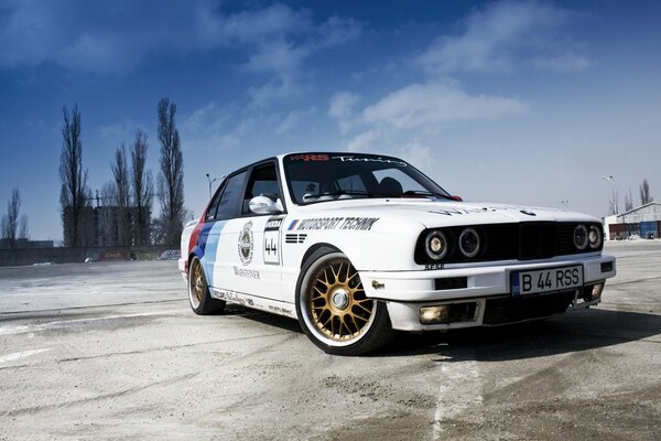 Bmw E30 blanco contra el cielo