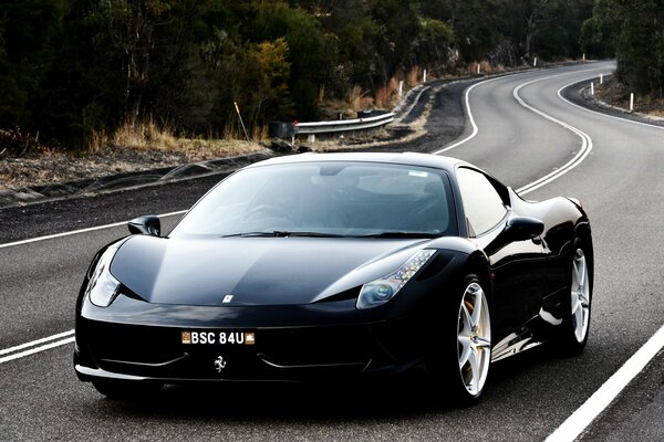 Ferrari negro de lujo en las carreteras de Italia