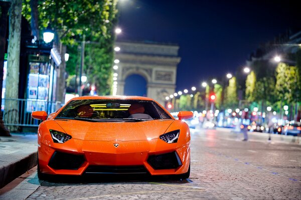 Lamborghini aventador sullo sfondo di Parigi notturna