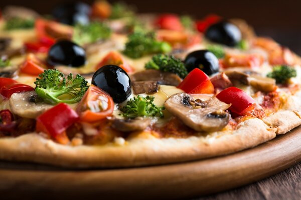 Pizza calda con funghi, olive e prezzemolo