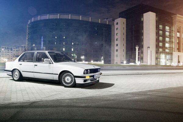 BMW im Hintergrund der Nachtstadt