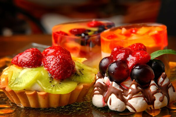 Postres dulces con bayas y frutas