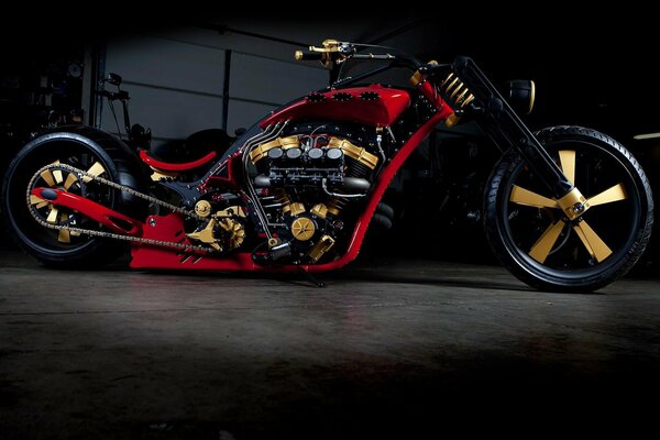 Designer-Chopper mit goldenen Scheiben