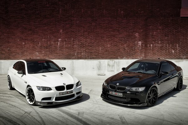 Deux BMW blanc et noir couleur