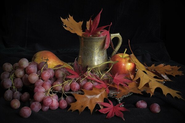 Natura morta autunnale con frutta e fogliame