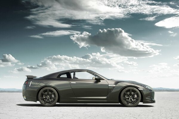 Voiture Nissan sur le sable et les nuages