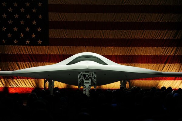 Flugzeug wandert auf UFO auf dem Hintergrund der US-Flagge