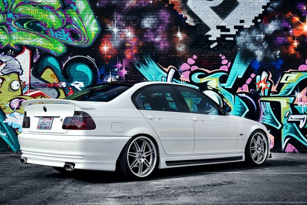 Getunter BMW der 3er-Reihe auf Graffiti-Hintergrund