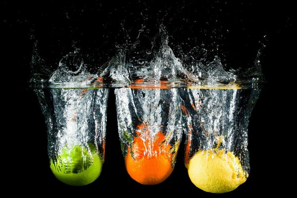 Immersione di frutta in acqua su sfondo nero