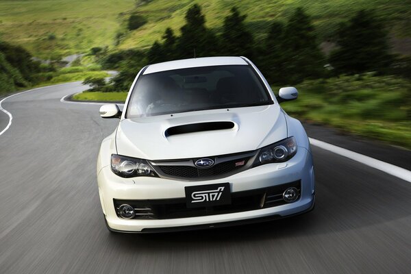 Coche blanco Subaru Impreza