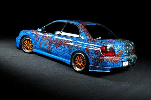 Blaues Subaru-Auto mit Airbrush-Fisch