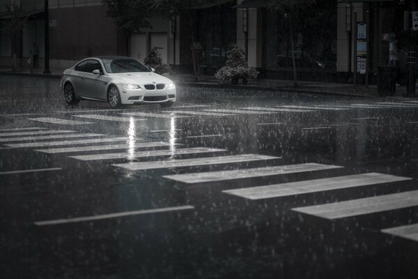BMW dans la ville sous la pluie