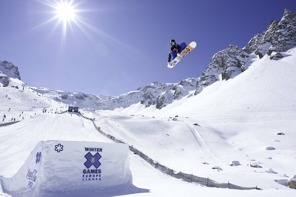 Snowboarder haciendo un truco en el aire