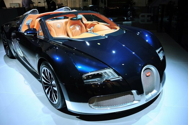 Macchina bugatti blu con interni arancioni