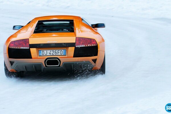 Der höchste Gang im Supersportwagen im Winter im Schnee