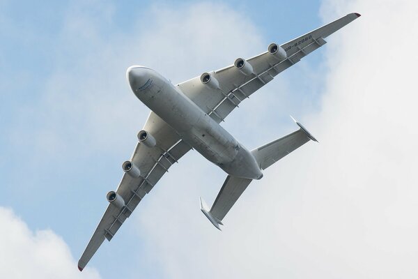 Das Flugzeug fliegt mit Wolken in den Himmel