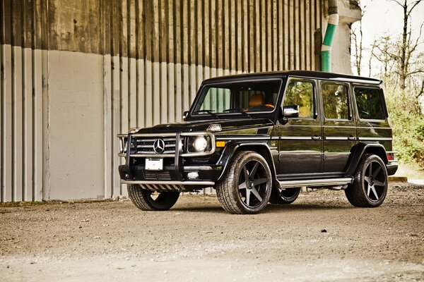 Negro tuningpnny SUV Mercedes. Amarillo