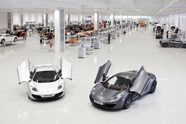 Supercar sport blanc et gris en usine