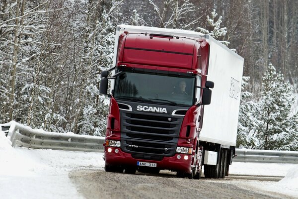 Czerwona ciężarówka Scania na zaśnieżonym torze