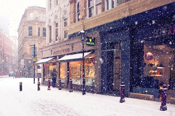 Ancienne rue européenne en chute de neige