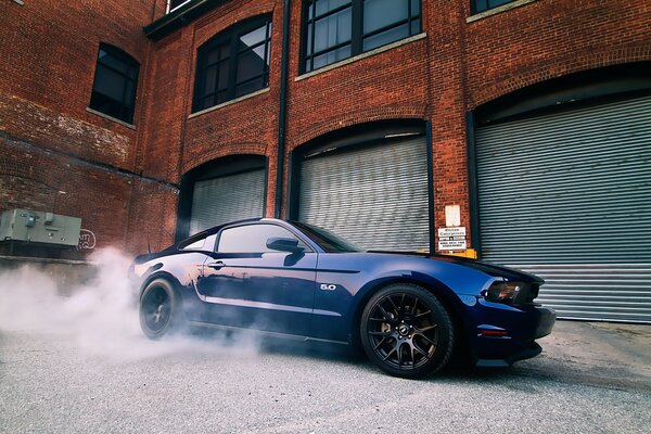 Auto Ford Mustang blu