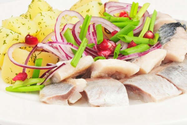 Potatoes with herring and chopped onion rings