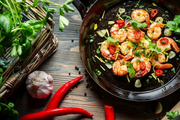 Ricetta gamberi fritti in padella con aglio ed erbe aromatiche