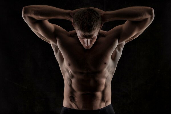 Beau torse d un homme avec des ombres tombantes sur la presse