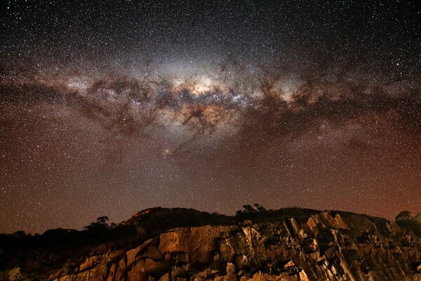 Stelle e Via Lattea sopra le rocce