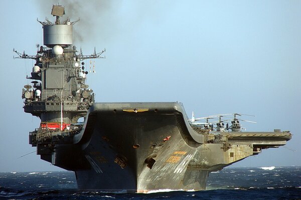 portaaviones Almirante Kuznetsov en alta mar