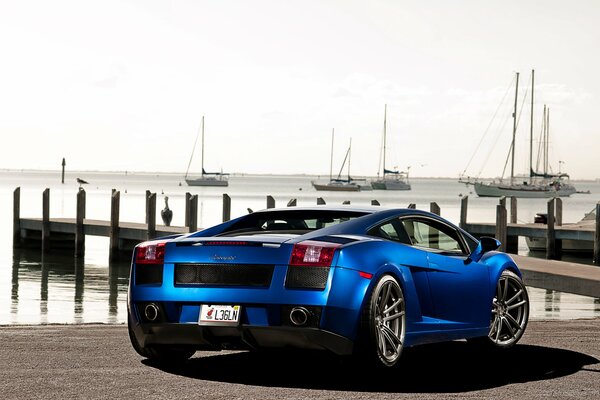 La Lamborghini Gallardo blu si trova sul molo