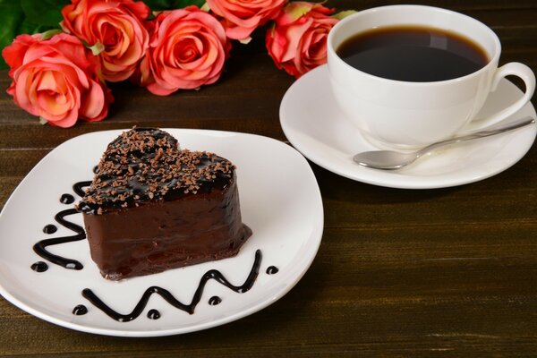 Pastel de chocolate a una taza de café