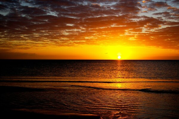 Tramonto arancione sull oceano infinito