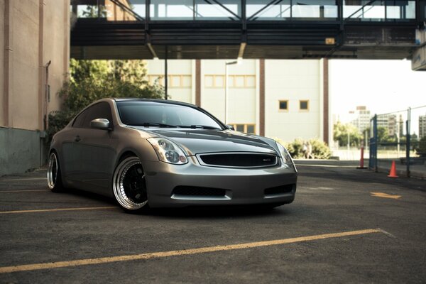 Infiniti g35 auf Desktop-Hintergrund