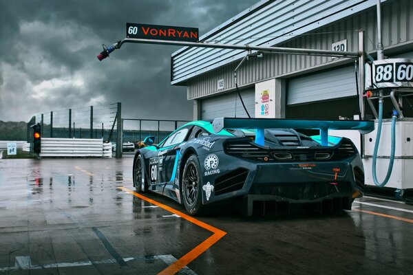 Coche deportivo en la pista de carreras