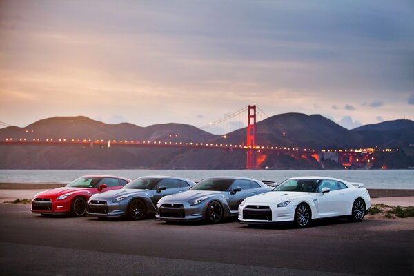 Diverse auto stanno sullo sfondo del ponte di San Francisco