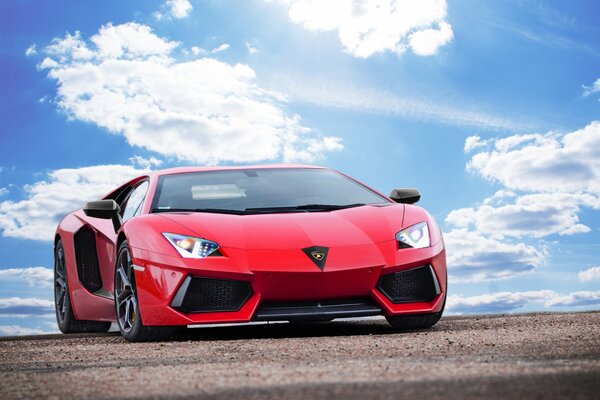 Czerwone Lamborghini Aventador na tle nieba