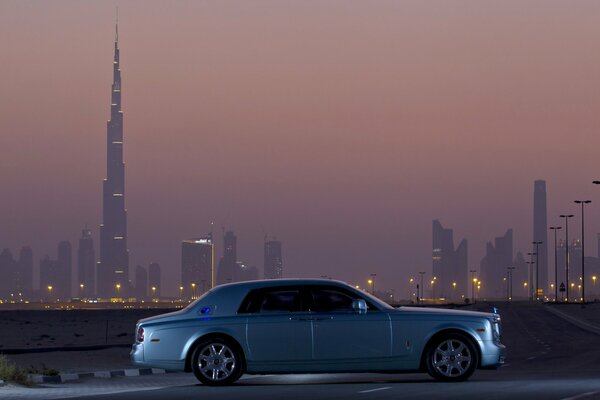 Rolls-Royce Phantom 102ex Auto vor dem Hintergrund der nächtlichen Stadt