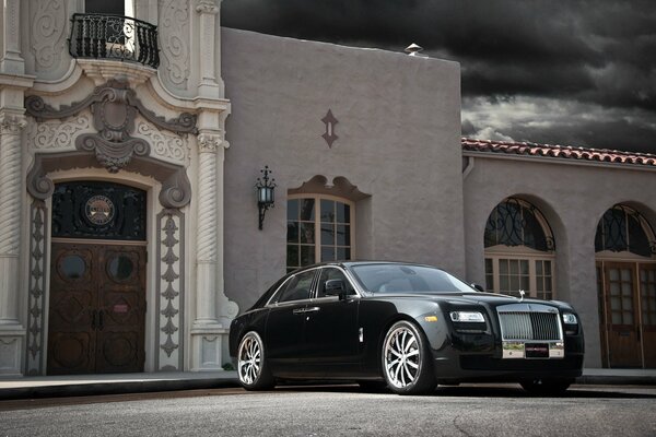 Rolls Royce nero sullo sfondo dell edificio