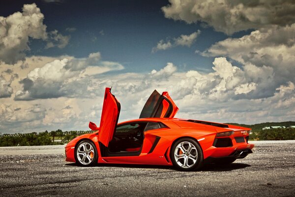 Potente supercar lamborghini Aventador lp700-4 con porte aperte