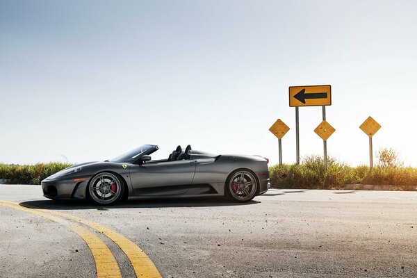 Ferrari f 430 spider gris vista lateral