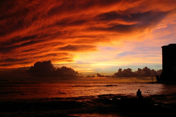 Schöne Natur. Roter Sonnenuntergang über dem Meer