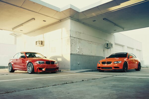 Dos bmw M3 y 1m rojos en el estacionamiento